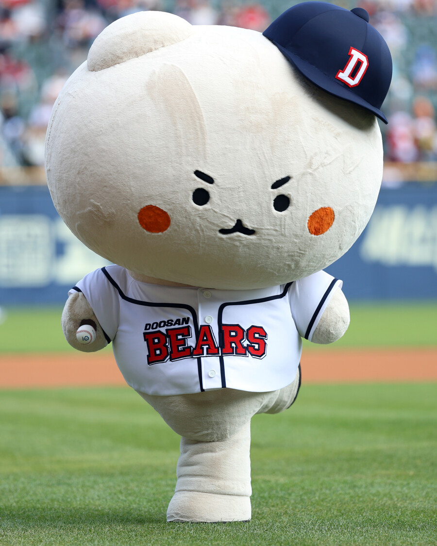 ▲ 시구에 나선 망그러진 곰 ⓒ 두산 베어스