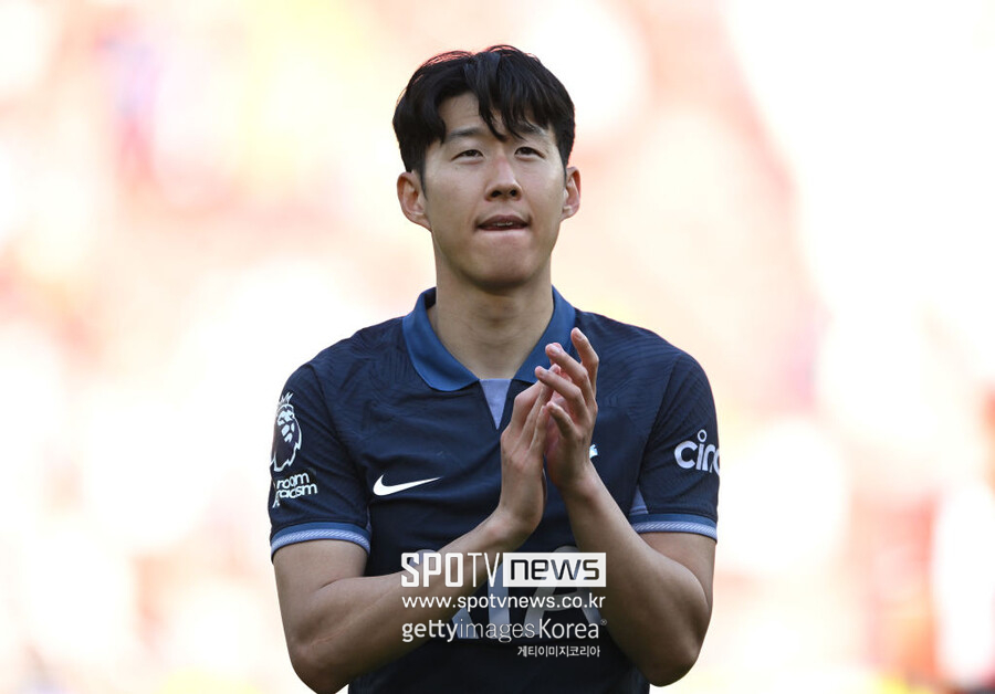 ▲ 영국 매체 '기브미 스포츠'는 8일(이하 한국시간) "토트넘이 손흥민과 장기 계약을 맺으려 한다. 손흥민은 은퇴할 때까지 토트넘에 남을 수 있을 것이다. 현재 불거지는 페네르바체 이적설은 성사 가능성이 없는 편이다"라며 "손흥민은 다음 시즌 이후에도 토트넘에 머문다. 남은 선수 생활을 토트넘에서 마칠 가능성이 높다"고 밝혔다. 토트넘이 사실상 종신 계약을 손흥민에 안길 것이란 예상이다.