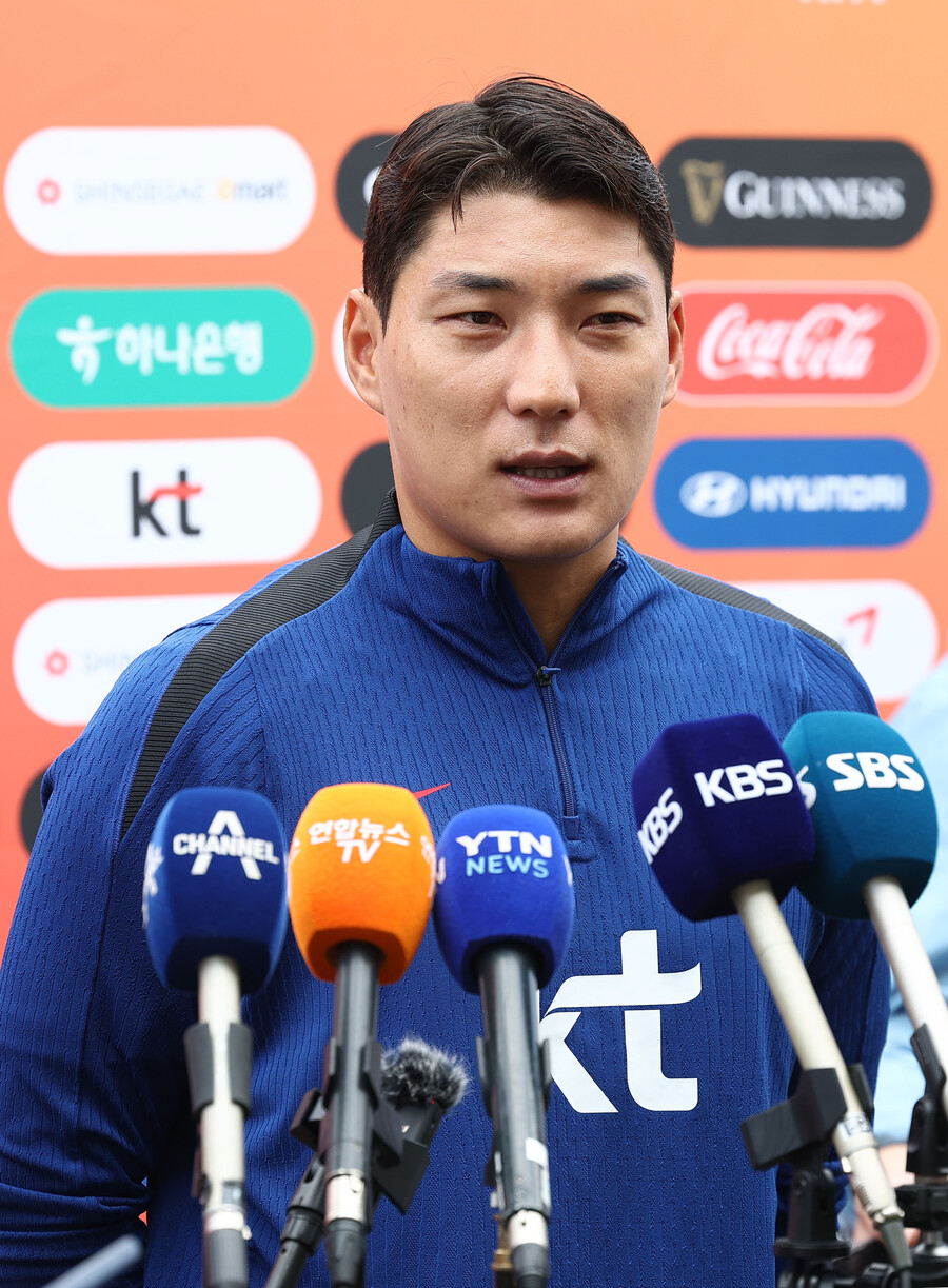 ▲ 한국 축구 국가대표팀 주민규가 8일 오후 경기 고양종합운동장에서 열린 오픈 트레이닝에 앞서 취재진 질문에 답하고 있다.  ⓒ연합뉴스