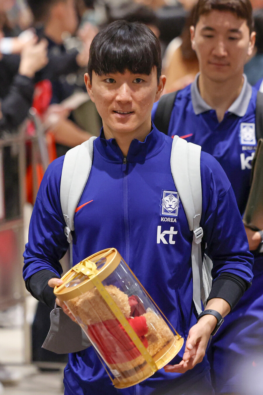 ▲ 2026 북중미 월드컵 아시아 2차 예선 조별리그 C조 5차전 싱가포르전을 앞둔 한국 축구 국가대표팀 황인범이 3일(현지시간) 오전 싱가포르 창이국제공항 터미널4로 입국하고 있다. ⓒ연합뉴스