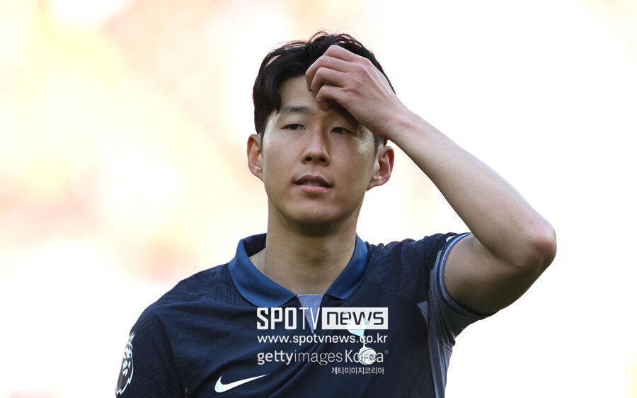 ▲ 영국 매체 ‘기브미 스포츠’는 8일(한국시간) “토트넘은 손흥민과 장기 계약을 맺을 예정이다. 손흥민은 은퇴할 때까지 토트넘에 남을 것으로 보인다. 최근 불거지고 있는 페네르바체 이적설은 가능성이 없는 이야기다. 손흥민은 다음 시즌 이후에도 토트넘에 머물 예정이며, 남은 선수 생활을 토트넘에서 마무리할 가능성이 높다”라고 전했다.