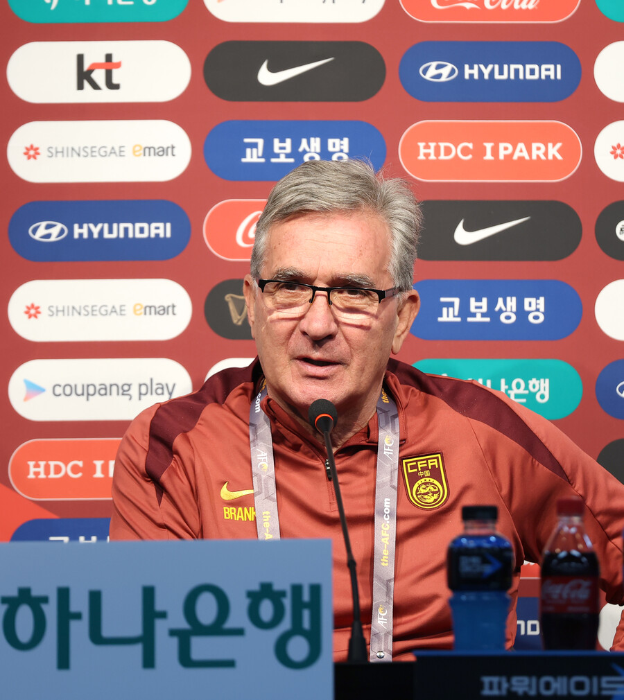 ▲ 중국 대표팀 이반코비치 감독이 한국전을 앞두고 기자회견에 나섰다. 중국은 11일 오후 8시 한국과 서울월드컵경기장에서 '2026 국제축구연맹(FIFA) 북중미 월드컵' 아시아지역 C조 2차예선을 치른다. C조 2위에 있지만 3차예선(최종예선) 진출을 장담할 수 없다. 중국이 3골 차 이상으로 한국에 진다면 순위가 바뀔 수 있다. 상암 원정에서 최소한 비겨야 3차예선 진출권을 따낼 수 있다 ⓒ연합뉴스