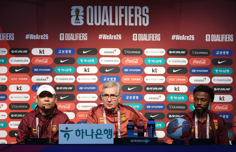 ▲ 중국 대표팀 이반코비치 감독이 한국전을 앞두고 기자회견에 나섰다. 중국은 11일 오후 8시 한국과 서울월드컵경기장에서 '2026 국제축구연맹(FIFA) 북중미 월드컵' 아시아지역 C조 2차예선을 치른다. C조 2위에 있지만 3차예선(최종예선) 진출을 장담할 수 없다. 중국이 3골 차 이상으로 한국에 진다면 순위가 바뀔 수 있다. 상암 원정에서 최소한 비겨야 3차예선 진출권을 따낼 수 있다 ⓒ연합뉴스