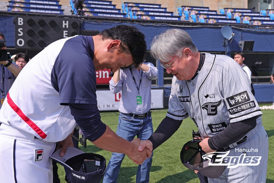 "이승엽 감독, 뵈니까 옛날 생각 납니다"…노장 김경문, 제자에게 허리 숙여 인사했다(종합)