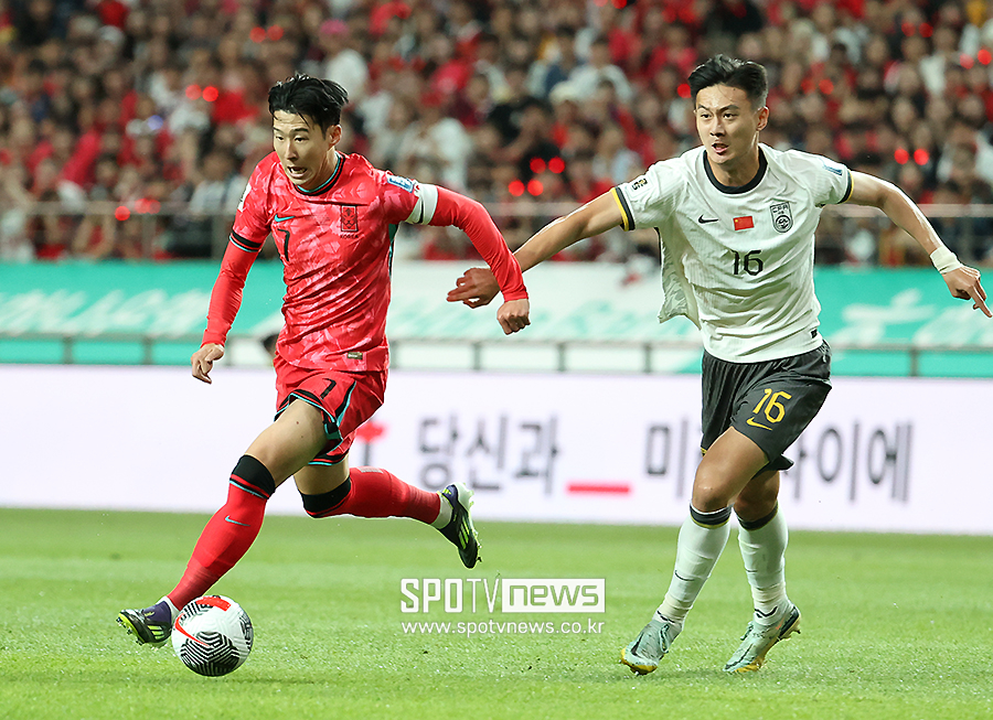 ▲ 김도훈 임시 감독이 이끄는 한국 축구대표팀은 11일 오후 8시 상암월드컵경기장에서 열리는 중국과 국제축구연맹(FIFA) 2026 북중미 월드컵 아시아지역 2차 예선 6차전에서 중국을 상대했다. 손흥민과 이강인이 왼쪽, 오른쪽 날개로 선발 출전해 그라운드를 누볐다. 중국 밀집 수비를 깨트리고자 홀로 질주하기도 했고 과감한 슈팅을 시도했다. 중국은 간헐적인 역습을 했지만 날카롭지 못했다. 득점만 없었던 전반전이었다. 후반전에 선제골이 터진다면, 승점이 필요한 중국이 앞으로 나올 가능성이 크고 더 많은 실점을 할 수도 있다 ⓒ곽혜미 기자