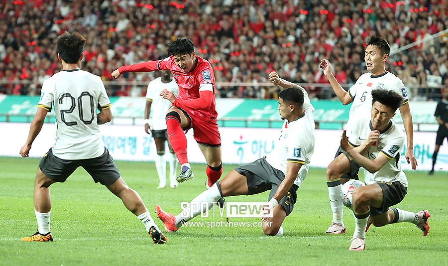 ▲ 김도훈 임시 감독이 이끄는 한국 축구대표팀은 11일 오후 8시 상암월드컵경기장에서 열리는 중국과 국제축구연맹(FIFA) 2026 북중미 월드컵 아시아지역 2차 예선 6차전에서 중국을 상대했다. 손흥민과 이강인이 왼쪽, 오른쪽 날개로 선발 출전해 그라운드를 누볐다. 중국 밀집 수비를 깨트리고자 홀로 질주하기도 했고 과감한 슈팅을 시도했다. 중국은 간헐적인 역습을 했지만 날카롭지 못했다. 득점만 없었던 전반전이었다. 후반전에 선제골이 터진다면, 승점이 필요한 중국이 앞으로 나올 가능성이 크고 더 많은 실점을 할 수도 있다 ⓒ곽혜미 기자