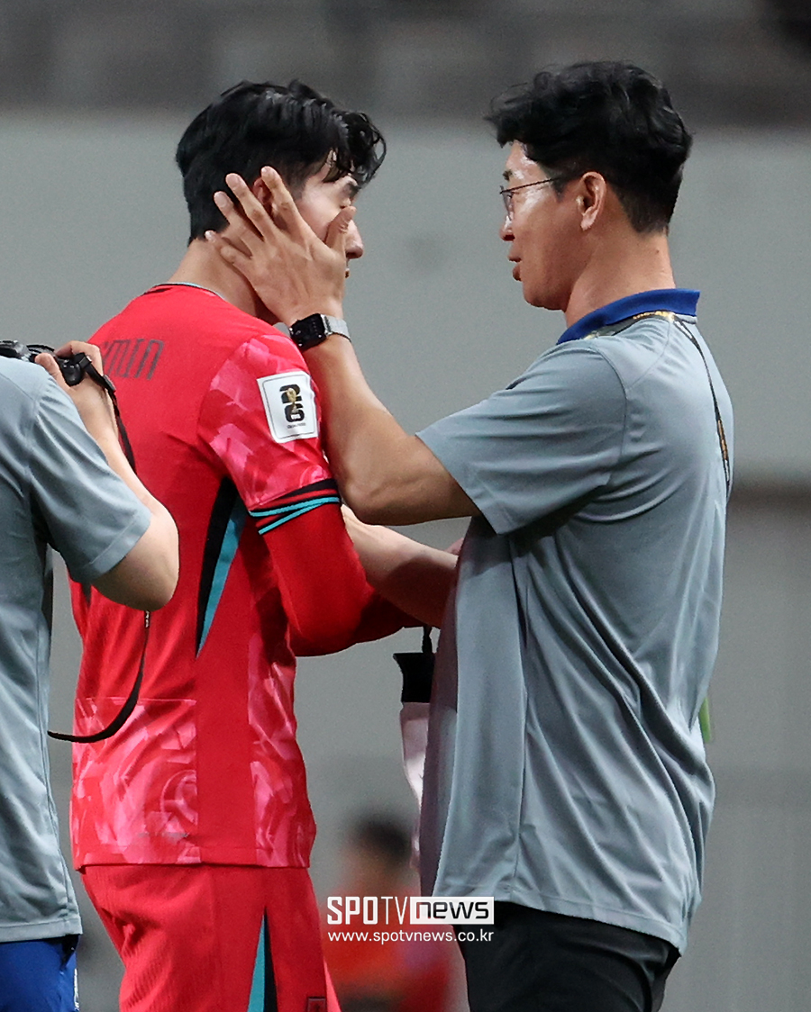 ▲ 손흥민 김도훈 감독 ⓒ곽혜미 기자