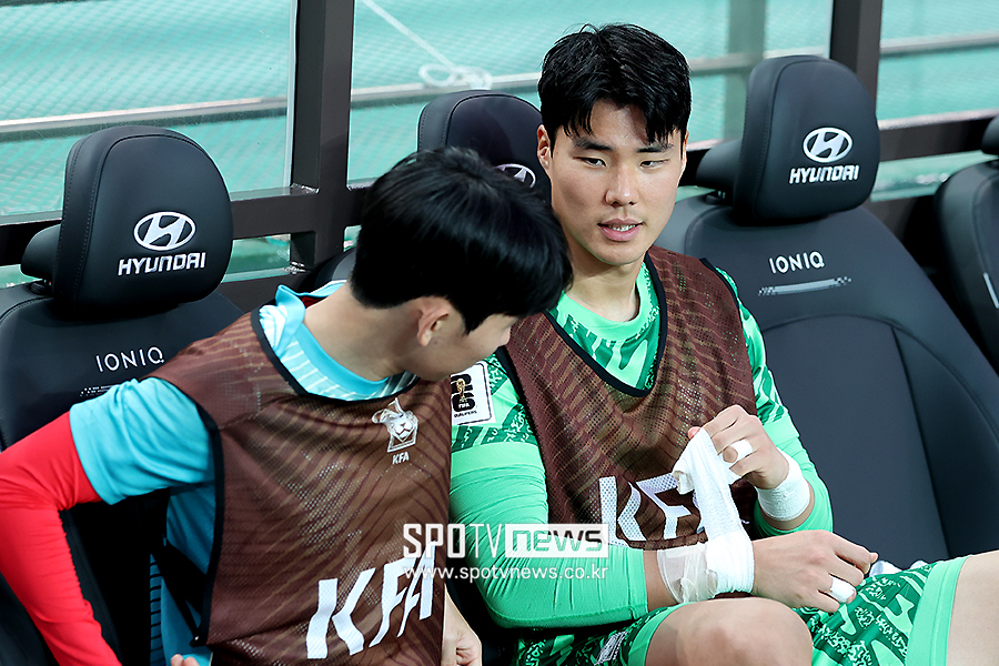 [포토S] '이미주 남친' 송범근, 벤치에서 시작