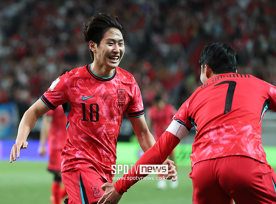 ▲ 이강인이 11일 오후 8시 서울월드컵경기장에서 열린 2026 국제축구연맹(FIFA) 북중미월드컵 아시아지역 2차예선 C조 조별리그 최종전에서 중국에 한 방을 날렸다. 결승골을 넣고 한국의 2차예선 전승을 이끌었다. 이후 공동취재구역(믹스트존) 인터뷰에서 "당시에 너무 정신이 없어서 기억이 나지 않는다"라면서도 "형들이 너무 기뻐해주고 팀 동료들도 축하해줬다. 너무 고마웠다"라고 말했다. 이강인에게 더 중요했던 건 팀 승리였다. 그는 "골보다 팀이 6월 두 경기에서 연승을 할 수 있어서 정말 기쁘다"라고 답했다 ⓒ곽혜미 기자