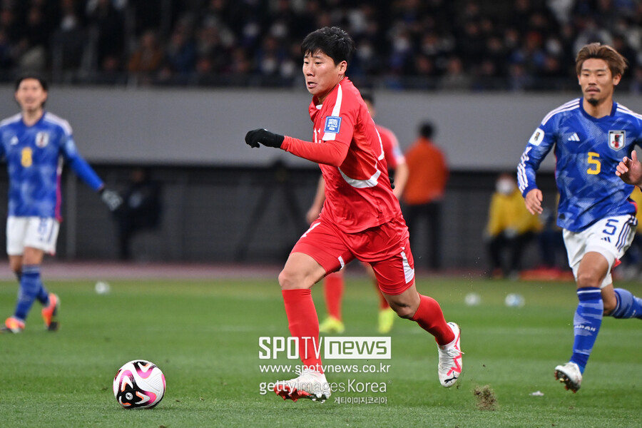 ▲ 북한은 3월에도 이해할 수 없는 결정을 했다. 2026 국제축구연맹(FIFA) 북중미 월드컵 아시아 지역 2차 예선 B조 4차전이 평양에서 치러질 예정이었다. 하지만 북한은 킥오프를 5일 앞둔 상황에 아시아축구연맹에 일방적인 통보를 했다. 다지마 고조 일본축구협회장은 도쿄에서 북일전이 끝난 뒤 믹스트존에서 “너무 갑작스러워서 곧바로 대답할 수 없었다”라며 당혹스러운 반응을 보였다. 6월에도 평양 개최를 하지 않고 중립 구장으로 바꿨다. 미국의 북한 전문 매체 'NK뉴스'는 "북한이 2026 국제축구연맹(FIFA) 북중미 월드컵 예선 홈 경기 장소를 변경했다. 중립국가인 라오스에서 경기가 열릴 예정"이라고 알렸다. 시리아축구협회에 따르면 이유는 알 수 없었다