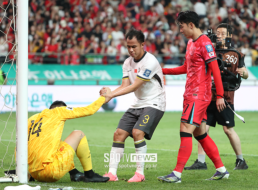 ▲ 손흥민이 중국 원정석을 향해 3-0을 가리키는 손짓을 했다. 경기 후 기자회견에 참석한 손흥민에게 이유를 들을 수 있었다. 손흥민은 "우리 홈 구장에서 야유를 한다는 걸 받아들일 수 없었다. 우리 팬분들을 무시하는 느낌을 받았고, 대한민국 선수로서 무언가 보여주고 싶었다. 그래서 우리가 했던 경기를 제스처로 보여준 것"이라고 설명했다. 위르겐 클린스만 감독 시절 중국 원정에서 따냈던 3-0 완벽한 승리를 홈에서 한번 더 재현해 중국 팬들 코를 납작하게 하려는 다짐이었다 ⓒ곽혜미 기자