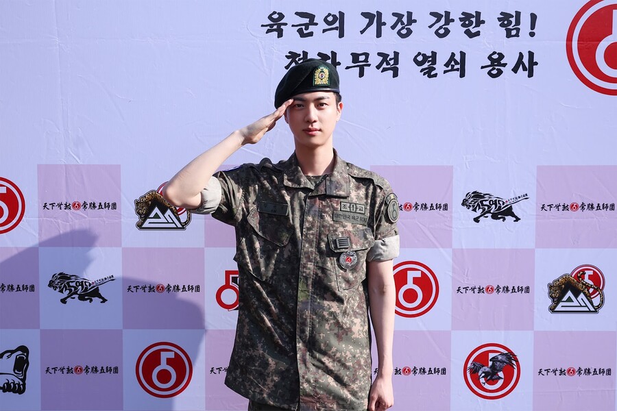 방탄소년단 진, '칼각 경례'로 전역 신고…'용사'로 돌아온 '월클 핸섬'