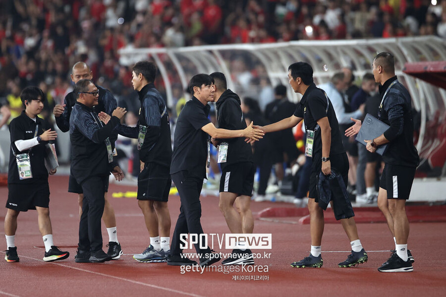 ▲ 신태용 감독이 축구 변방 인도네시아에 연일 기적을 선사하고 있다. 올해 초 인도네시아의 사상 첫 아시안컵 본선 진출 및 토너먼트행을 일궈냈고, 4월에는 U-23 대표팀을 이끌고 파리 올림픽 예선 4위 성과를 냈다. 이번에도 최초로 월드컵 최종예선에 진출시키면서 인도네시아에서 성공신화를 이어가고 있다.