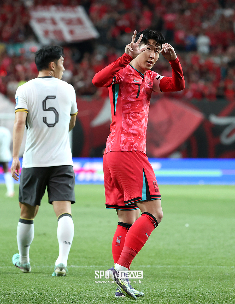 ▲ 손흥민이 중국 원정석을 향해 3-0을 가리키는 손짓을 했다. 경기 후 기자회견에 참석한 손흥민에게 이유를 들을 수 있었다. 손흥민은 "우리 홈 구장에서 야유를 한다는 걸 받아들일 수 없었다. 우리 팬분들을 무시하는 느낌을 받았고, 대한민국 선수로서 무언가 보여주고 싶었다. 그래서 우리가 했던 경기를 제스처로 보여준 것"이라고 설명했다. 위르겐 클린스만 감독 시절 중국 원정에서 따냈던 3-0 완벽한 승리를 홈에서 한번 더 재현해 중국 팬들 코를 납작하게 하려는 다짐이었다 ⓒ곽혜미 기자