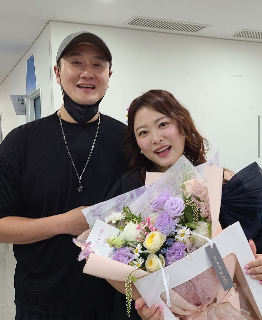 심진화, ♥김원효 서프라이즈에 감동 "몰래 녹화장으로 꽃 들고 와"