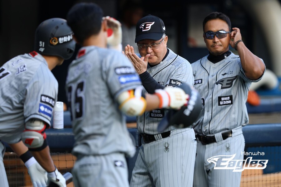 ▲ 한화 이글스 김경문 감독은 벤치에 있는 선수들에게도 "언제든 경기에 나갈 수 있도록 준비하라"고 격려한다. ⓒ 한화 이글스