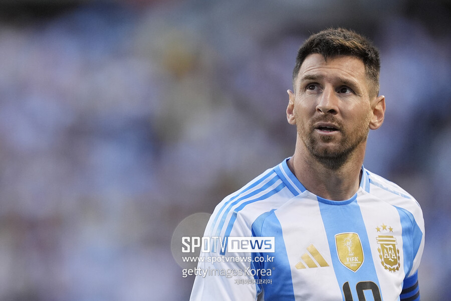 ▲ 리오넬 메시는 코파아메리카 2024를 앞두고 ESPN과 인터뷰에서 "분명 유로는 최고의 팀들이 있는 매우 중요한 대회다. 하지만 (월드컵) 3회 우승인 아르헨티나, 5회 우승 브라질, 2회 우승인 우루과이가 나가지 않는다. 가장 어려운 대회라고 말하기엔 (출전하지 않는) 세계 챔피언이 많이 남아 있다"고 말했다. "유로가 월드컵보다 어렵다"는 음바페의 말을 반박한 것이다.