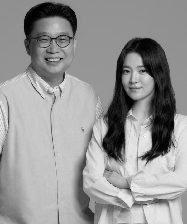 송혜교 13년째 꾸준하다…몽골 '이태준 기념관'에 한글 안내서 기증