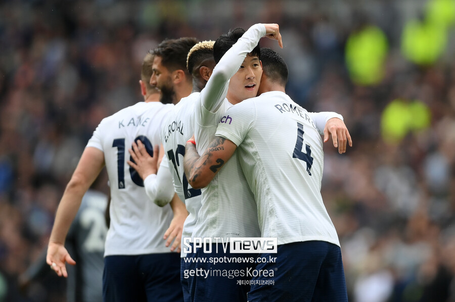 ▲ 토트넘에 빨간불이 켜졌다. 글로벌 스포츠 매체 'ESPN'은 "레알 마드리드가 로메로 영입에 관심있다. 로메로 측도 토트넘을 떠날 때가 됐다고 생각하고 있다. 레알 마드리드는 토트넘 측에 로메로 영입 조건을 문의한 상황"이라고 보도했다. 로메로는 아탈란타 시절 챔피언스리그를 뛰던 중 "어렸을 때부터 레알 마드리드 경기를 자주 봤다. 특히 세르히오 라모스는 내 우상이다. 바르셀로나와 엘 클라시코에서 메시를 상대했기에 더욱 그랬다"라며 레알 마드리드를 드림 클럽으로 꼽았다