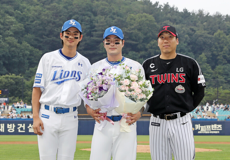 ▲삼성 라이온즈 박병호(가운데)가 한미 통산 400홈런을 기록한 후 구자욱(왼쪽), 김현수와 함께 기념촬영을 하고 있다. ⓒ삼성 라이온즈
