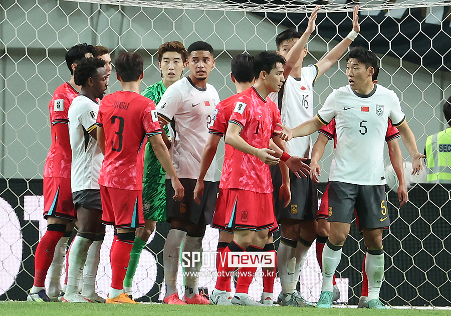 ▲ 조현우는 11일 서울월드컵경기장에서 중국과 2026 국제축구연맹(FIFA) 북중미월드컵 아시아지역 2차예선 C조 조별리그 6차전에 선발 출전했다. 후반전 중국 선수들이 코너킥을 얻었는데 야를 방해하려는 듯 3~4명이 주위를 에워쌌다. 심판이 중국 선수들에게 골키퍼와 떨어져 일정한 거리를 두라며 호통을 치자, 그제야 떨어져 정상적인 세트피스를 했다 ⓒ곽혜미 기자