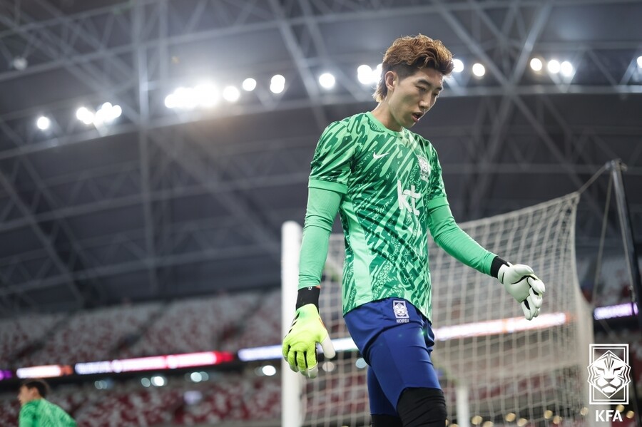▲ 조현우는 11일 서울월드컵경기장에서 중국과 2026 국제축구연맹(FIFA) 북중미월드컵 아시아지역 2차예선 C조 조별리그 6차전에 선발 출전했다. 후반전 중국 선수들이 코너킥을 얻었는데 야를 방해하려는 듯 3~4명이 주위를 에워쌌다. 심판이 중국 선수들에게 골키퍼와 떨어져 일정한 거리를 두라며 호통을 치자, 그제야 떨어져 정상적인 세트피스를 했다  ⓒ대한축구협회