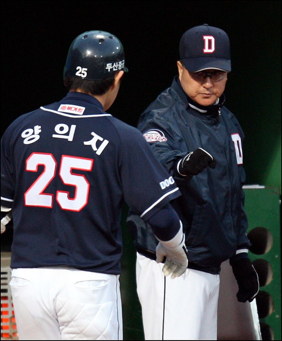 ▲ 2010년 양의지(왼쪽)와 김경문 감독 ⓒ 두산 베어스