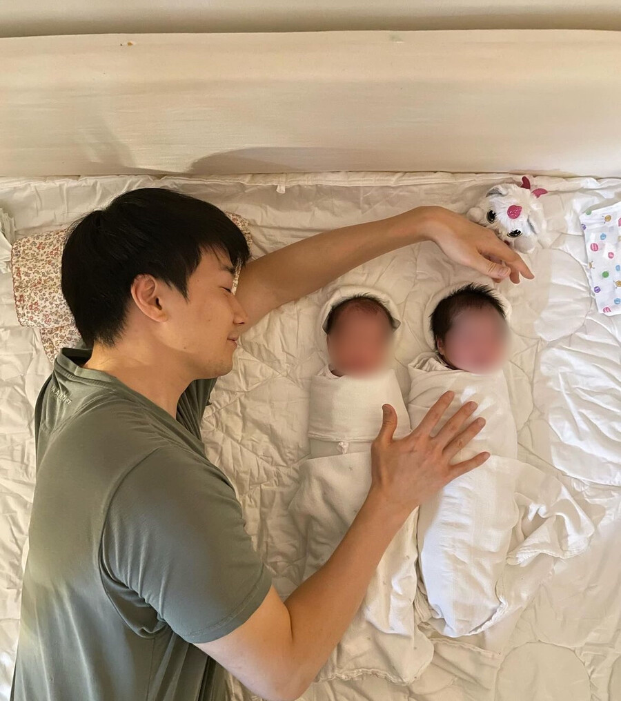 윤한, 유산 3번 딛고 태어난 쌍둥이에 "34주 미숙아, 건강하게 커줘 감사해요"