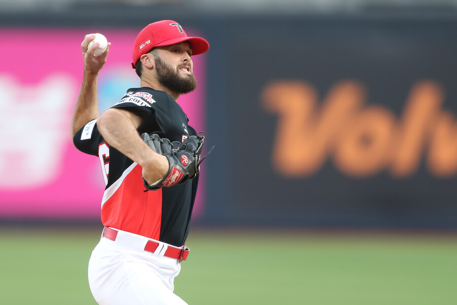 ▲ 캠 알드레드는 5이닝 동안 86개의 공을 던지며 5피안타 1볼넷 7탈삼진 무실점 투구로 KBO리그 데뷔 첫 승을 거뒀다. ⓒKIA타이거즈