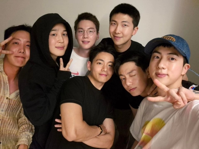 방탄소년단, 진 성추행 피해→하이브 내홍 속 완전체 회동 사진 '팬심 단결'[종합]