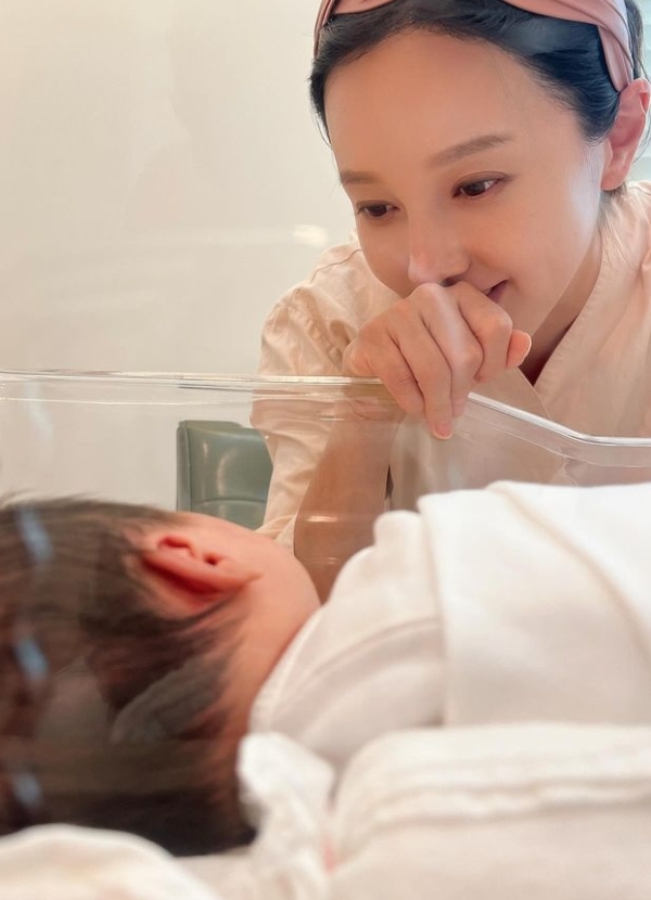 '40세' 아유미 출산, 수유복 입고 딸에 '꿀 눈빛'.."노산·첫 임신 걱정했는데"