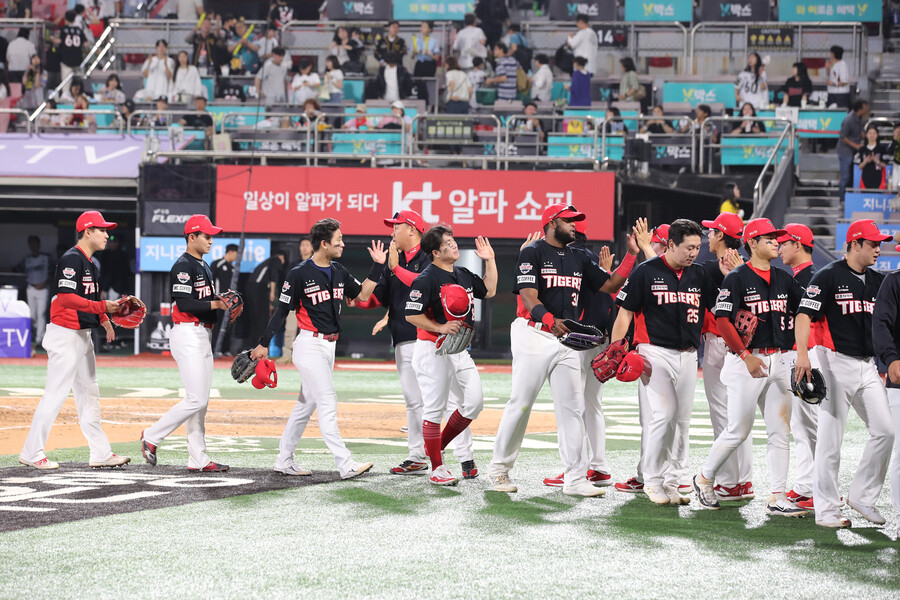 ▲ KIA가 정규시즌 1위를 지키고 큰 무대에서도 원하는 성과를 내려면 수비부터 확실한 모습을 보여줘야 한다 ⓒKIA타이거즈