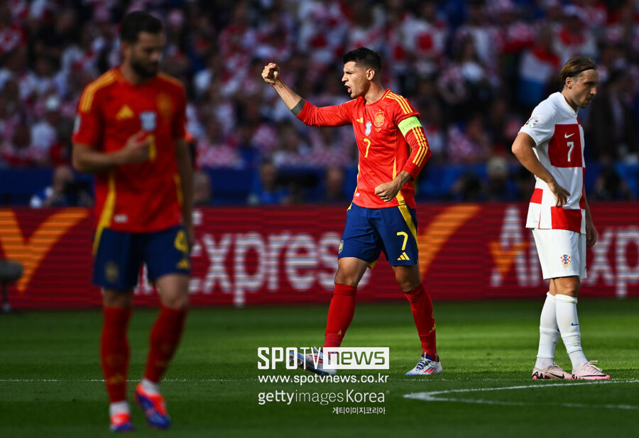 ▲ 스페인은 16일(한국시간) 독일 올림피아슈타디온 베를린에서 열린 유럽축구연맹(UEFA) 유로 2024 조별리그 B조 1차전에서 크로아티아에 3-0 완승을 거뒀다. 알바로 모라타, 파비앙 루이스, 다니 카르바할의 연속골로 이번 대회 첫 경기에서 승점 3점을 획득한 스페인은 쾌조의 출발을 알렸다.