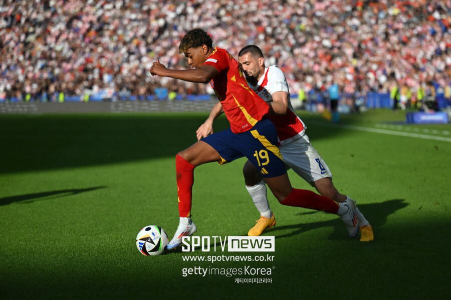 ▲ 스페인 축구 대표팀의 라민 야말(바르셀로나)이 새로운 역사를 썼다. 만 16세 338일인 야말은 유로 최연소 출전 기록을 쓴 데 이어 최연소 공격포인트 기록까지 갈아치웠다.