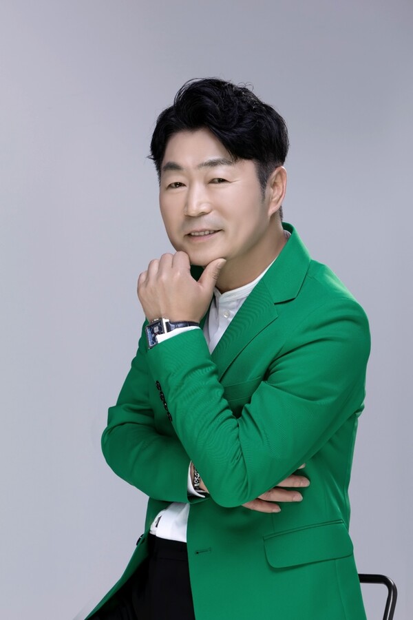 ▲ 17일 방송되는 '더트롯쇼'에 출연해 '사랑은 고맙고 이별은 미웁고' 무대를 선사하는 김성기. 제공|KDH엔터테인먼트