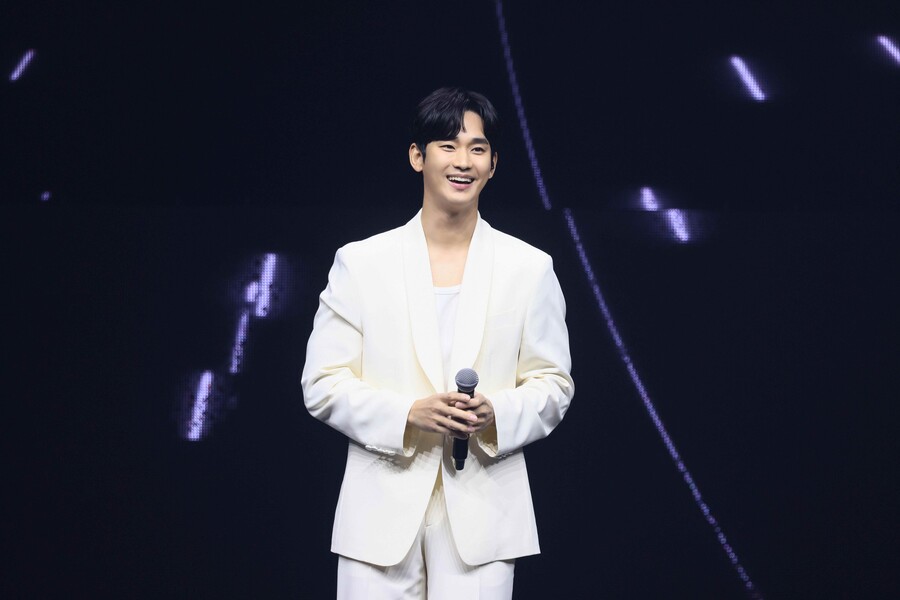 김수현, 경기장 뒤덮은 팬들과 태국 팬미팅 '취재진만 100여명 포진'