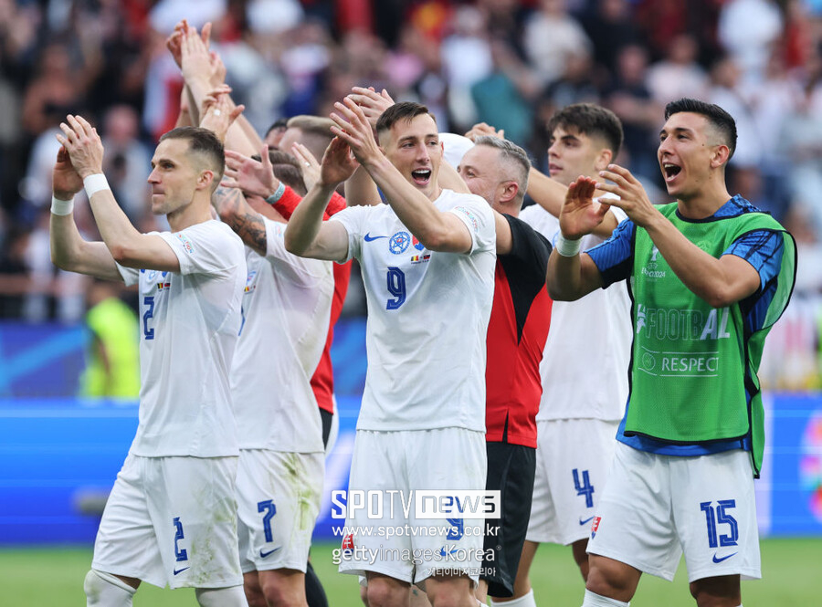 ▲ 벨기에가 슬로바키아에 패했다. 유로 2024 조별리그 E조 1차전에서 FIFA 랭킹 3위를 자랑하는 벨기에가 16개의 슈팅을 퍼붓고도 한 골도 뽑지 못하면서 대회 첫 이변의 희생양이 됐다. 슬로바키아는 5개의 세이브를 펼친 두브라브카 골키퍼를 앞세워 강한 수비력을 선보이며 대어를 잡았다.