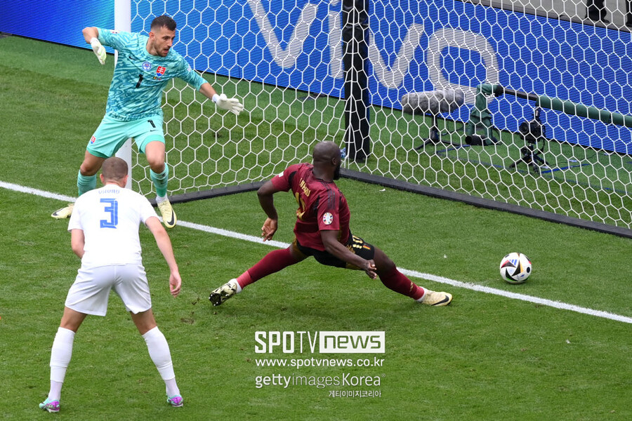 ▲ 벨기에가 슬로바키아에 패했다. 유로 2024 조별리그 E조 1차전에서 FIFA 랭킹 3위를 자랑하는 벨기에가 16개의 슈팅을 퍼붓고도 한 골도 뽑지 못하면서 대회 첫 이변의 희생양이 됐다. 슬로바키아는 5개의 세이브를 펼친 두브라브카 골키퍼를 앞세워 강한 수비력을 선보이며 대어를 잡았다.