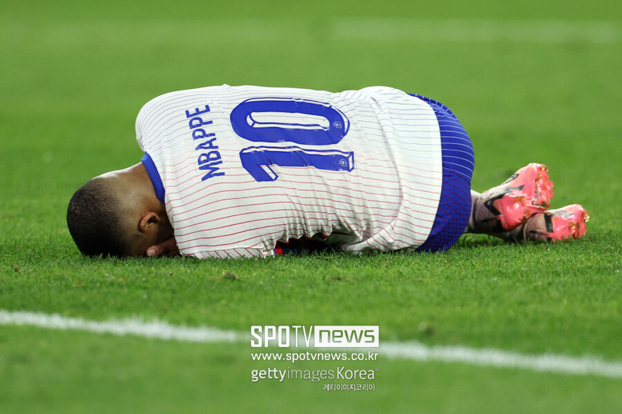 ▲ 음바페가 대회 첫날 코를 크게 다쳤다. 오스트리아와 유로 2024 조별리그 D조 첫 경기에서 헤더 경합을 하다가 코피를 흘렸다. 코 부상이 심할 경우 대회를 정상적으로 치르지 못할 수 있어 프랑스의 걱정이 커졌다. 다행히 병원 검사 결과 수술은 피한 것으로 보인다. 음바페는 조별리그 3차전부터 보호 마스크를 착용할 것으로 알려졌다.