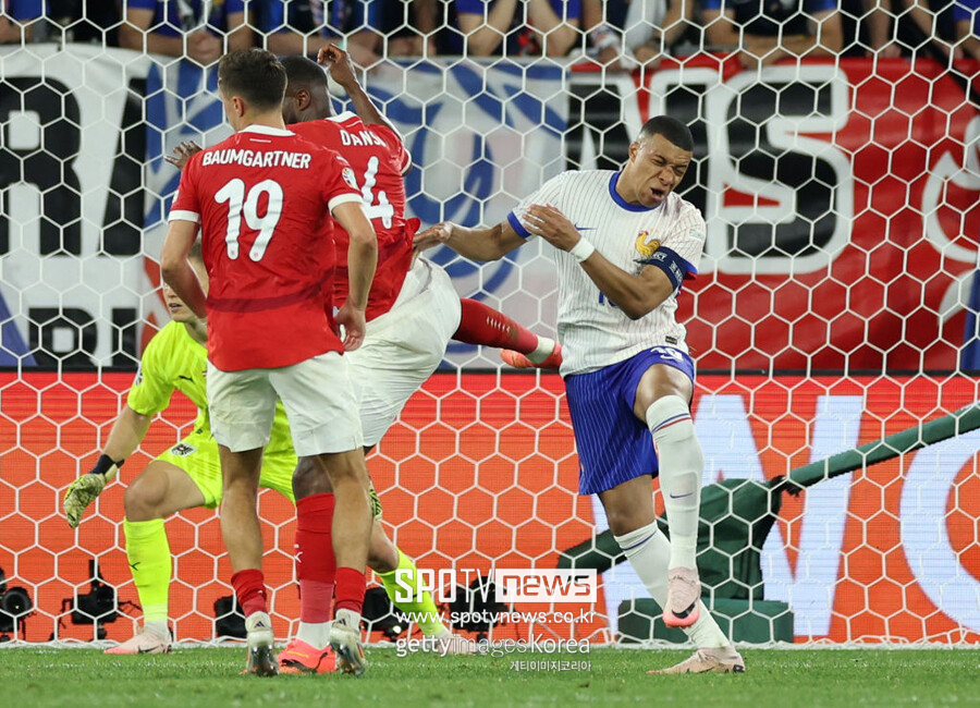 ▲ 필리프 디알로 프랑스축구협회장은 18일(이하 한국시간) ESPN과 인터뷰에서 "음바페는 처음 진단에서 수술이 필요할 것으로 보였지만 대표팀 의무팀이 실시한 추가 검사에서는 수술하지 않아도 된다는 판단이 내려졌다"라고 밝혔다.