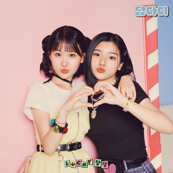▲ 한일 최초 트로트그룹 러키팡팡을 결성한 김다현과 스미다 아이코는 29일 첫 싱글 '담다디'로 정식 데뷔한다. 제공|n.CH엔터테인먼트