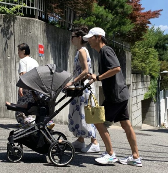 '케이티♥' 송중기, 유모차 끄는 '아들 바보' 근황 포착…"子 살찐 발 귀여워"