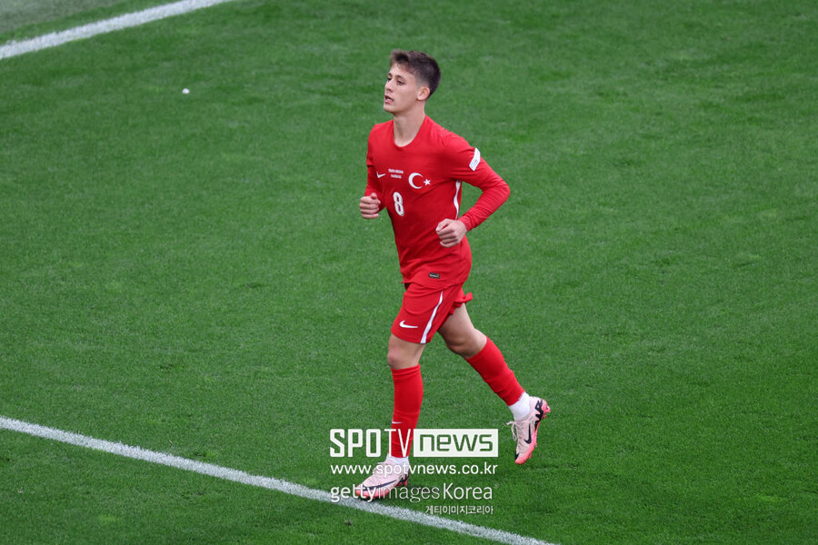 ▲ 이처럼 1-1의 균형이 이어지던 후반 20분 오른쪽에서 중앙으로 볼을 몰고 들어간 귈러가 강력한 왼발 슈팅을 시도했다. 이 슈팅은 조지아의 골키퍼가 막을 수 없는 구석으로 빨려 들어갔다. 이번 대회 최고의 골로 선정되어도 손색이 없을 정도의 득점이었다. 귈러의 골로 다시 리드를 잡은 튀르키예는 후반 추가시간 무하메드 케렘 아크튀르콜루의 쐐기 골로 승점 3점을 챙기는 데 성공했다.