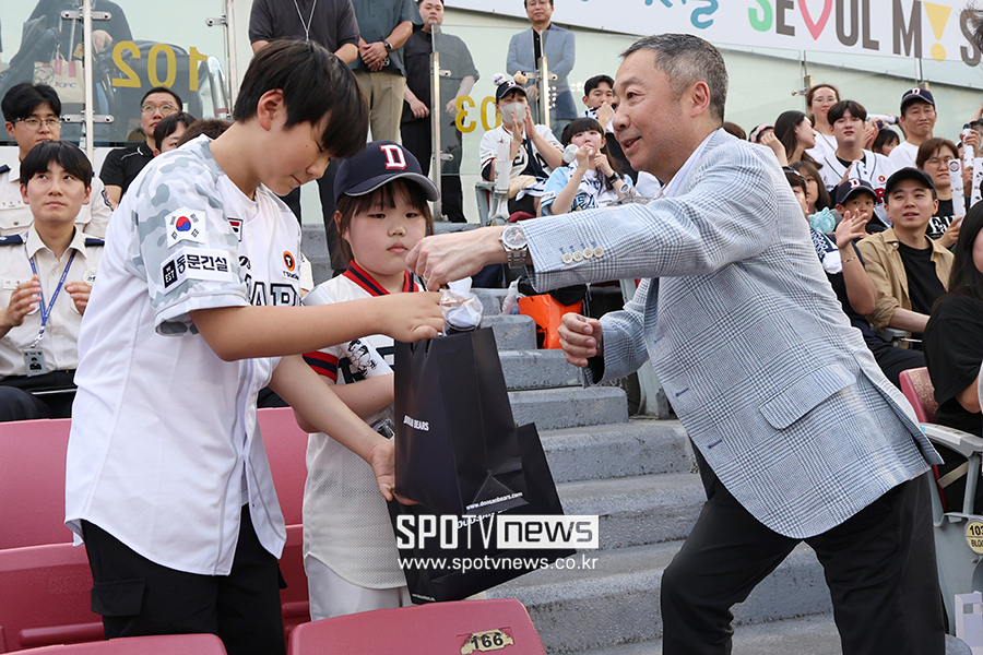 [포토S] 두산 박정원 회장, 순직 소방관 가족 위로