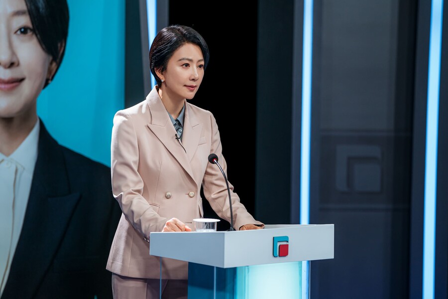 공천 들어올라…또 정치하는 김희애, '돌풍'까지 '삼세번'[초점S]