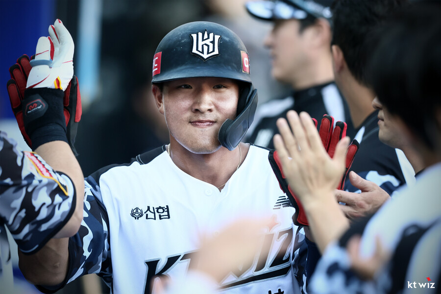 강백호도 딱 2번 밖에 못한 것을…데뷔 1호 홈런이 괴력의 130m 대형포, 21세 거포가 등장했다