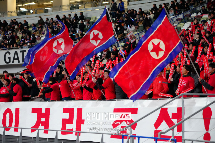 ▲ 북한이 2026 월드컵 2차 예선을 뚫어 냈다. 지난 11일 라오스 비엔티엔에서 열린 2026 국제축구연맹(FIFA) 북중미 월드컵 아시아 지역 2차 예선 B조 6번째 경기에서 미얀마를 4-1로 대파했다. 북한은 2차 예선 마지막 경기 승리로 승점을 9점으로 쌓아 시리아(7점)를 끌어내리고 2위로 일본(18점)과 함께 3차 예선 진출 자격을 얻었다.