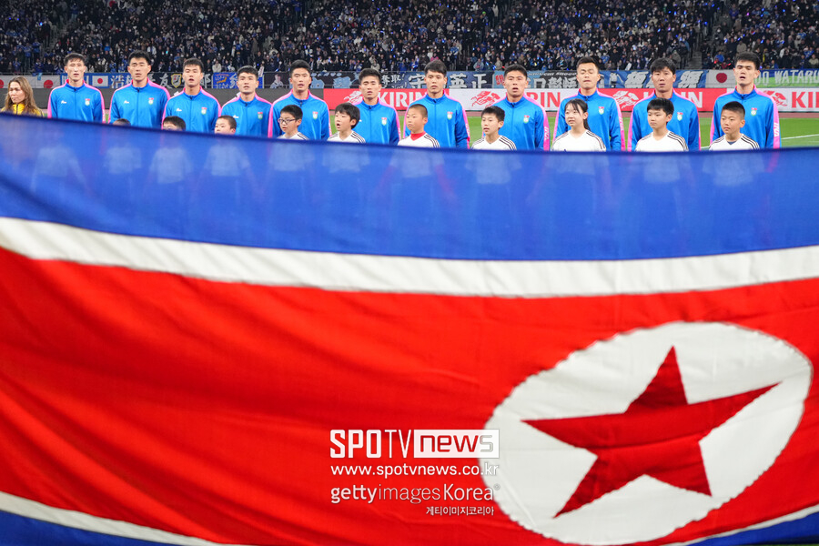 ▲ 북한이 2026 월드컵 2차 예선을 뚫어 냈다. 11일(한국시간) 라오스 비엔티엔에서 열린 2026 국제축구연맹(FIFA) 북중미 월드컵 아시아 지역 2차 예선 B조 6번째 경기에서 미얀마를 4-1로 대파했다. 북한은 2차 예선 마지막 경기 승리로 승점을 9점으로 쌓아 시리아(7점)를 끌어내리고 2위로 일본(18점)과 함께 3차 예선 진출 자격을 얻었다. 사진은 지난 3월 일본 원정 경기를 나선 북한 남자 축구 대표팀.