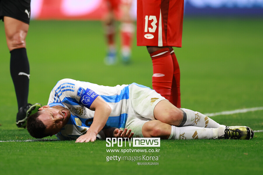 ▲ 아르헨티나는 미국 아탈란타 메르세데츠 벤츠 스타디움에서 열린 코파아메리카 2024 A조 조별리그 1차전에서 캐나다와 만났다. 전반부터 압도하며 분위기를 잡았다. 코파 아메리카-월드컵-코파 아메리카 메이저 대회 3연속 우승을 노리는 메시는 선발로 출전했다. 훌리안 알바레스, 앙헬 디 마리아 등과 호흡하며 그라운드를 질주했고 후반전에 기점 역할을 했다. 선제 득점 주인공은 훌리안 알바레즈였다. 이후 메시는 두 차례 로빙 패스로 득점 기회를 맞이했지만 골망을 흔들진 못했다
