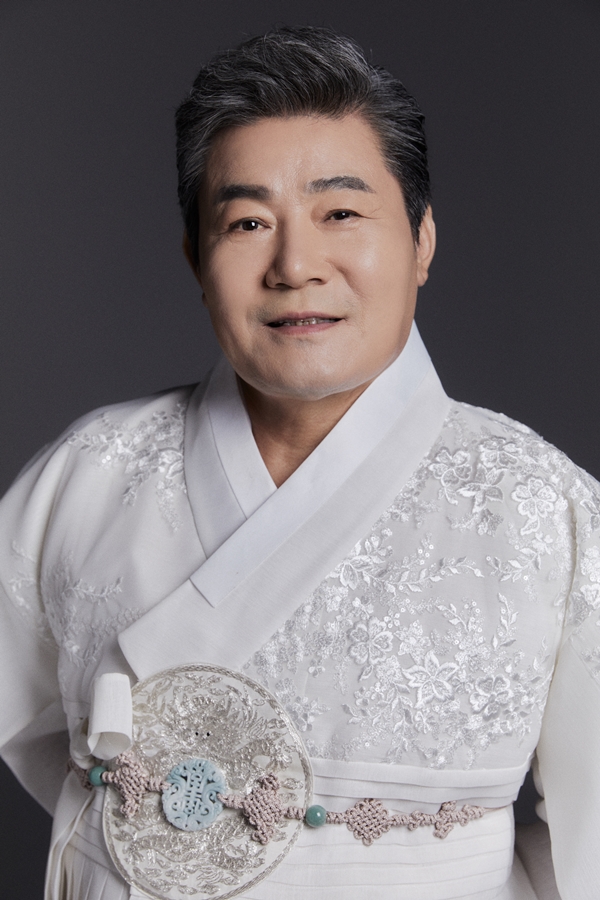 ▲ 데뷔 30주년을 기념해 전국투어 '진성 빅쇼'에 나서는 진성. 제공|토탈셋